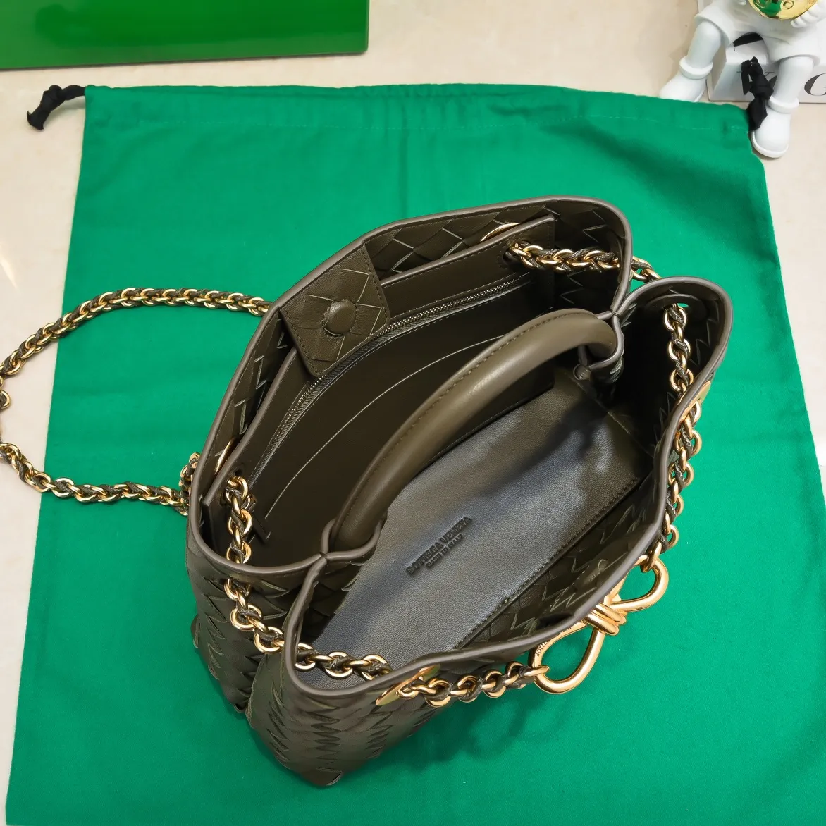 Batch 1960 BOTTEGA VENETA 2024 spring and summer new small ANDIAMO chain bag is also available! 🔥🔥I believe many friends have been waiting for a long time. The metallic chain adds a touch of sophistication to the original softness and elegance of Andiamo. The collision of classic craftsmanship and elegance creates a different kind of beauty. Style number: 6008 Size: 25*22*10.5cm